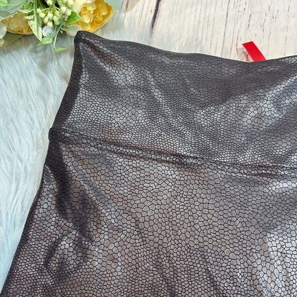 Spanx Faux Leather Pebbled High Waisted Black Leggings sz S - Picture 3 of 10